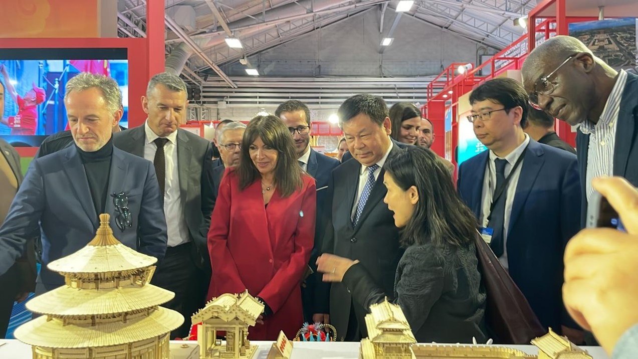 巴黎市市長安妮·伊達爾戈參觀展覽。主辦方供圖