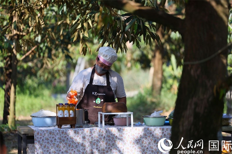 工作人員正在準(zhǔn)備特色果汁。人民網(wǎng)記者 白元琪攝
