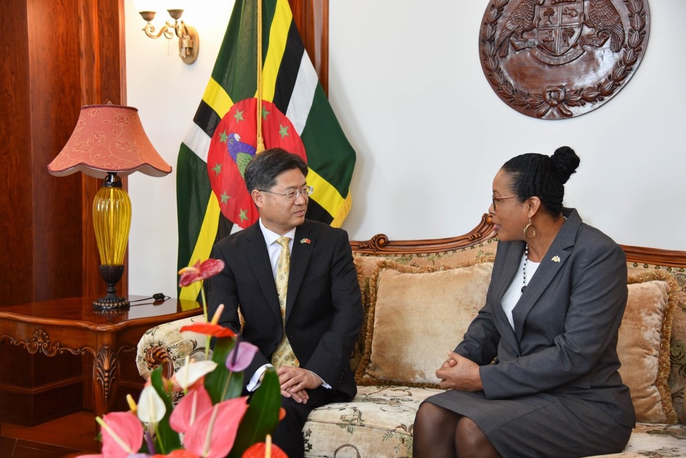 當(dāng)?shù)貢r(shí)間5月3日，中國(guó)新任駐多米尼克大使儲(chǔ)茂明（左）向多總統(tǒng)伯頓遞交國(guó)書(shū)。 中國(guó)駐多米尼克大使館供圖