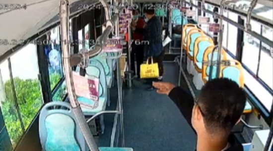 公交車上他一聲大吼！魏杰，好樣的！