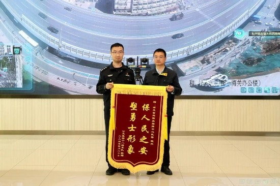 公交車上他一聲大吼！魏杰，好樣的！