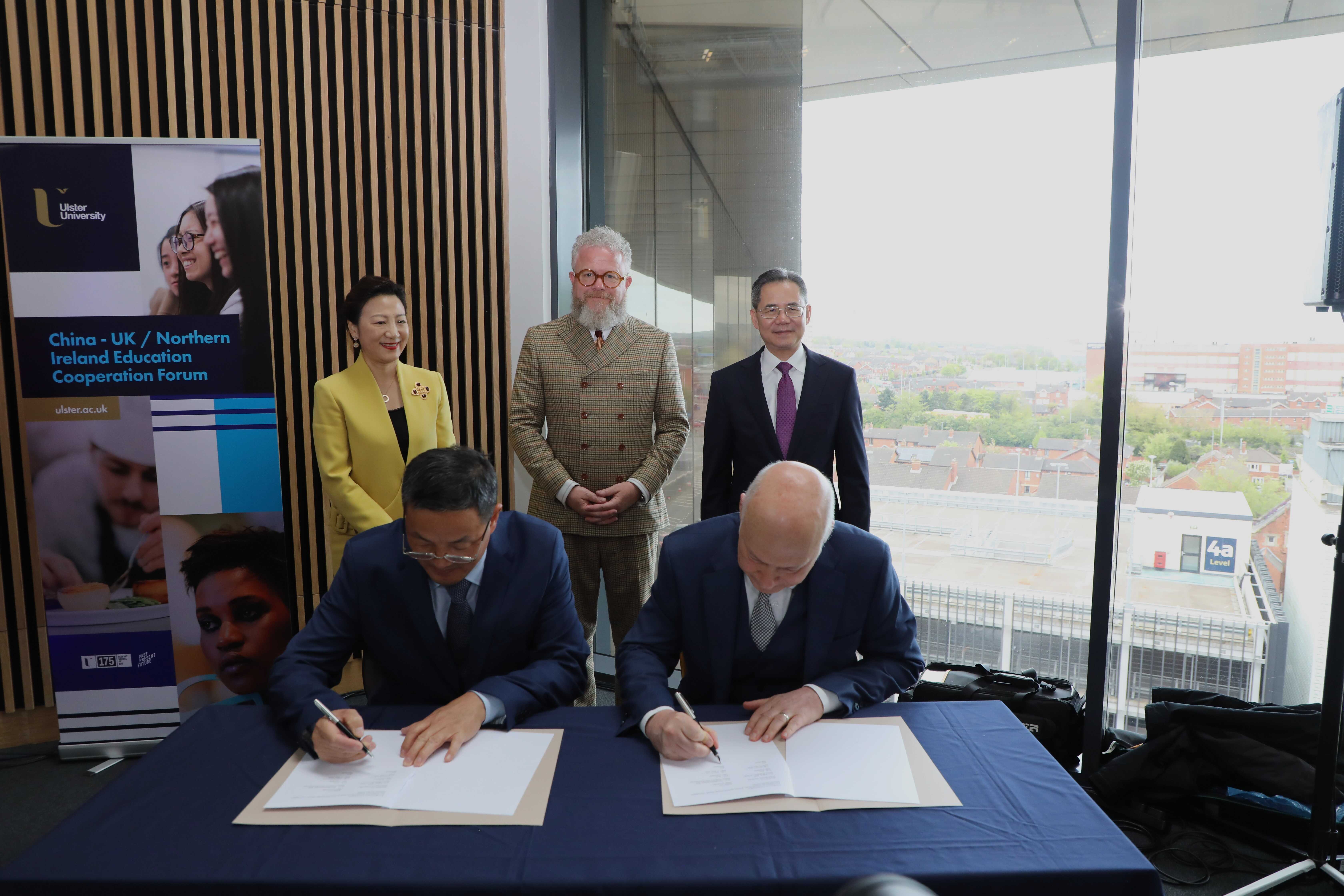 湖北師范大學(xué)同奧斯特大學(xué)簽署共建教育語言文化交流中心的協(xié)議現(xiàn)場。中國駐英國大使館供圖