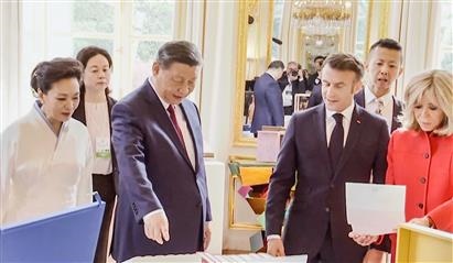 △當(dāng)?shù)貢r(shí)間5月6日下午，在中法領(lǐng)導(dǎo)人會(huì)談前，習(xí)近平主席向馬克龍總統(tǒng)贈(zèng)送中國(guó)翻譯的法國(guó)小說(shuō)。