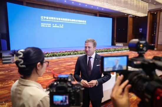 4月26日，寶馬集團(tuán)董事長齊普策接受采訪。新華社記者 潘昱龍 攝