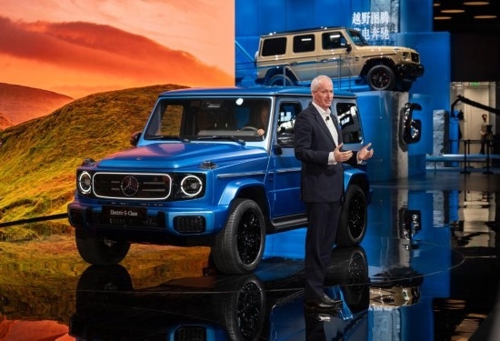 4月25日，在北京中國國際展覽中心順義館舉行的2024北京車展上，梅賽德斯—奔馳集團(tuán)股份公司董事會成員唐仕凱介紹梅賽德斯—奔馳純電G級越野車。新華社記者 才揚(yáng) 攝