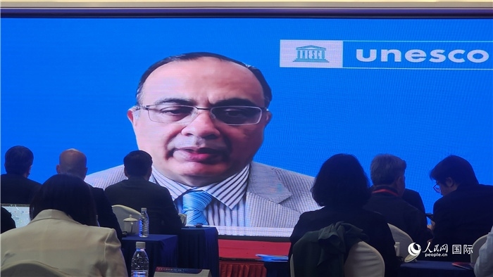 聯(lián)合國教科文組織駐華代表處代表夏澤翰通過視頻致辭。人民網(wǎng)記者 萬宇攝