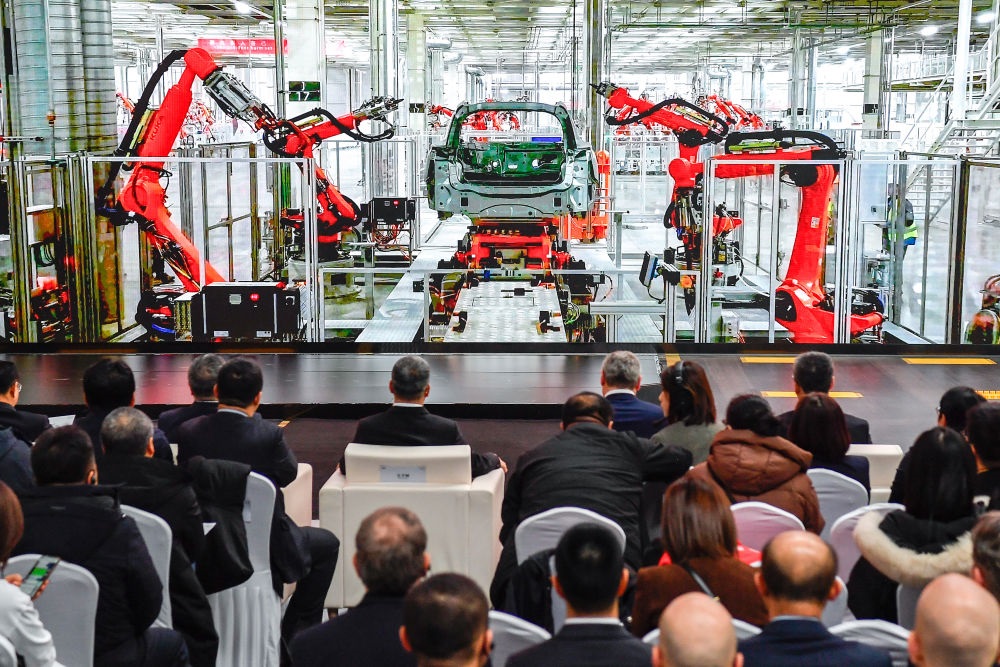 2024年1月26日，奧迪一汽新能源汽車有限公司預(yù)批量生產(chǎn)正式啟動(dòng)，嘉賓觀看奧迪一汽新能源汽車有限公司生產(chǎn)車間的宣傳短片。新華社記者 許暢 攝