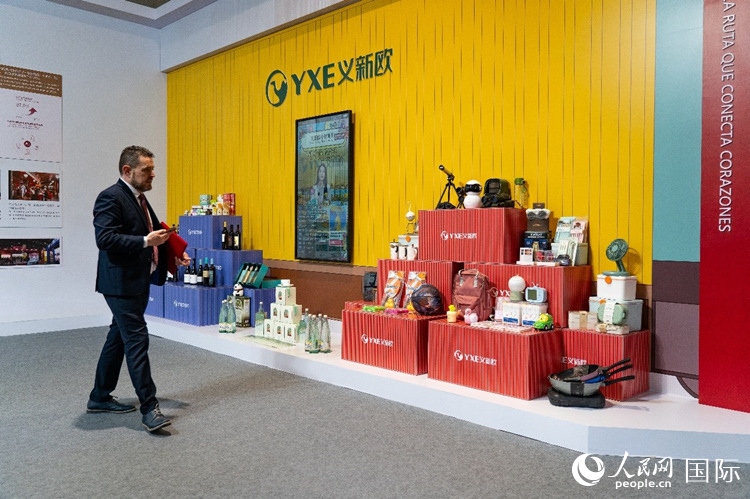 “義新歐”中歐班列（義烏—馬德里）開行十周年成果展上展出班列運送的各類商品。大衛(wèi)·阿瑪爾攝