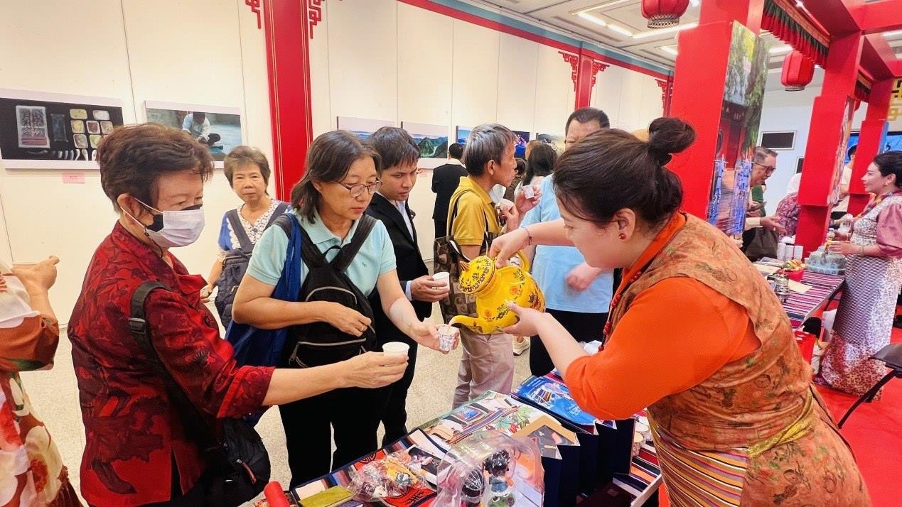 觀眾爭(zhēng)相體驗(yàn)酥油茶。曼谷中國(guó)文化中心供圖