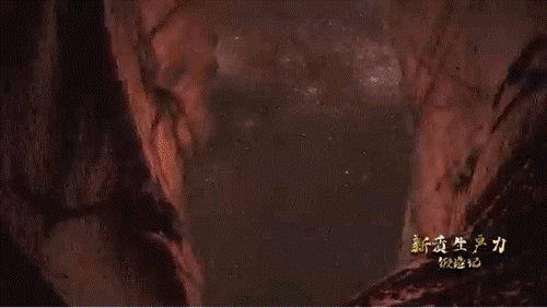 要甄別并發(fā)現(xiàn)暗物質(zhì)粒子，如同在一場人聲鼎沸的足球比賽現(xiàn)場聽見一根鋼針跌落的聲音。