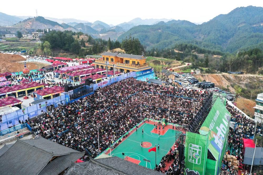 貴州省臺江縣舉辦的2024年“村BA”球王爭霸賽現(xiàn)場（2024年3月22日攝，無人機照片）。新華社記者 楊文斌 攝