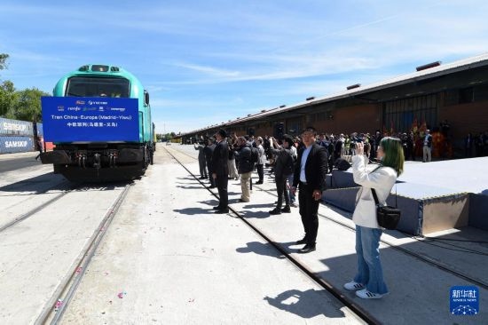 5月8日，在西班牙馬德里，嘉賓們參加中歐班列（義烏—馬德里）開(kāi)行十周年紀(jì)念號(hào)班列發(fā)車儀式。新華社發(fā)（古斯塔沃·巴連特?cái)z）