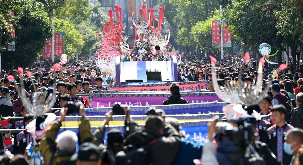 在貴州雷山縣縣城，苗族群眾身著盛裝，載歌載舞參加苗年和鼓藏節(jié)的巡游活動（2023年11月16日攝）。新華社記者 楊楹 攝