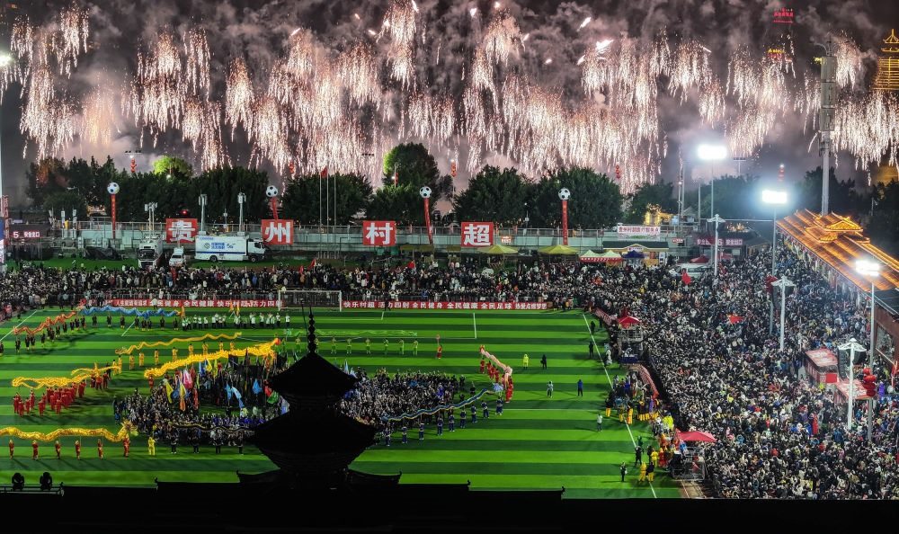在貴州省榕江縣舉行的2024全國“村晚”示范展示活動暨貴州“村超村晚”活動中，音樂煙花秀精彩上演（2024年2月3日攝，無人機照片）。新華社記者 劉續(xù) 攝