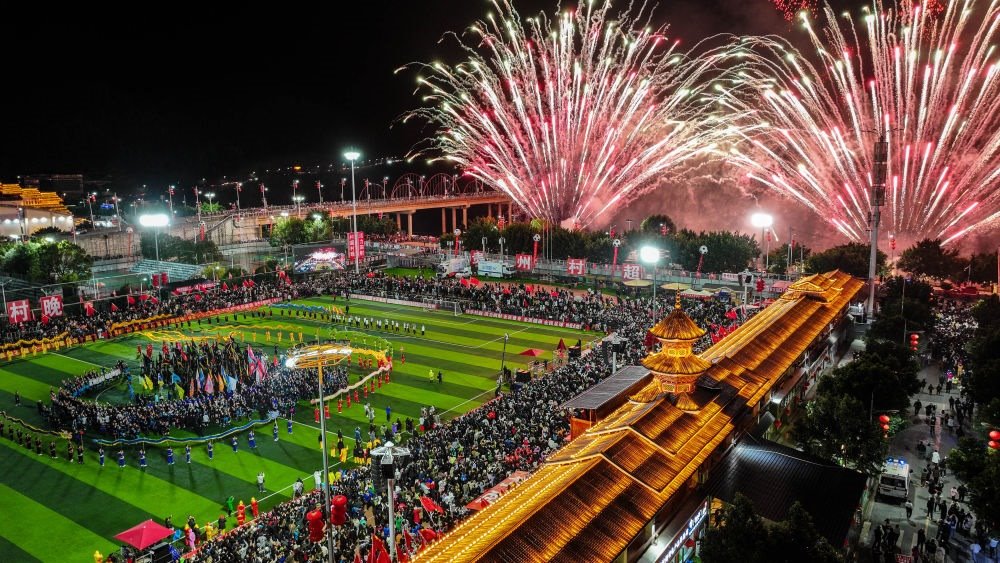 在貴州省榕江縣舉行的2024全國“村晚”示范展示活動暨貴州“村超村晚”活動中，音樂煙花秀精彩上演（2024年2月3日攝，無人機照片）。新華社記者 劉續(xù) 攝