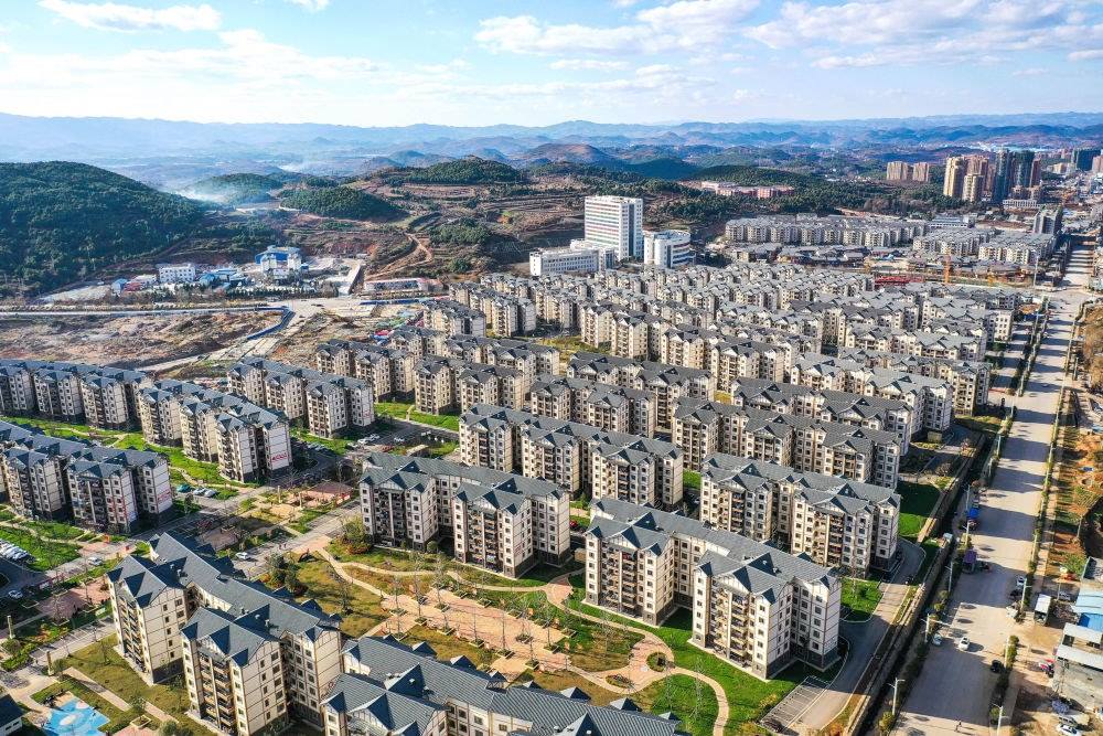 貴州省威寧縣五里崗街道朝陽新城易地扶貧搬遷安置小區(qū)（2021年11月28日攝，無人機照片）。新華社記者 楊文斌 攝