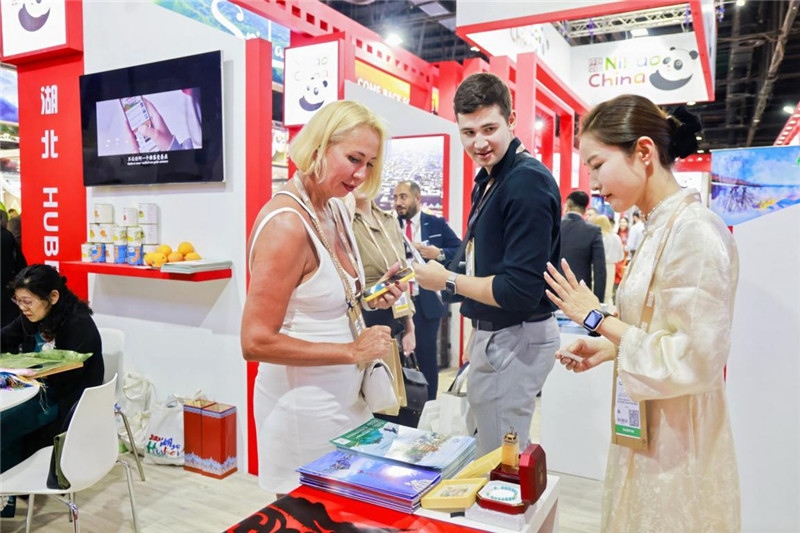 觀眾在參觀中國展臺(tái)。錢文康攝