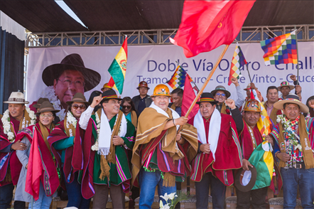 奧魯羅公路項(xiàng)目開工儀式現(xiàn)場(chǎng)，玻總統(tǒng)路易斯·阿爾塞宣布項(xiàng)目開工。中國中鐵供圖