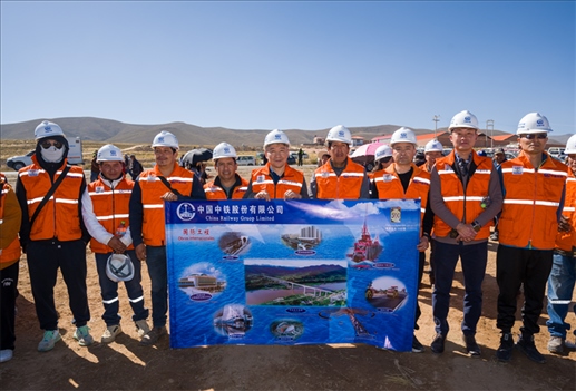 奧魯羅公路項(xiàng)目開工儀式現(xiàn)場(chǎng)，中國中鐵員工代表合影。中國中鐵供圖
