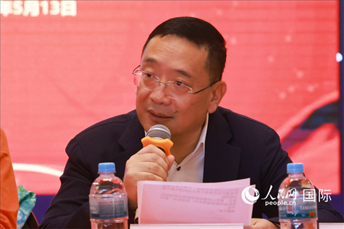 巴西文協(xié)主席上官建峰在座談會上致辭。人民網(wǎng)記者 陳海琪攝