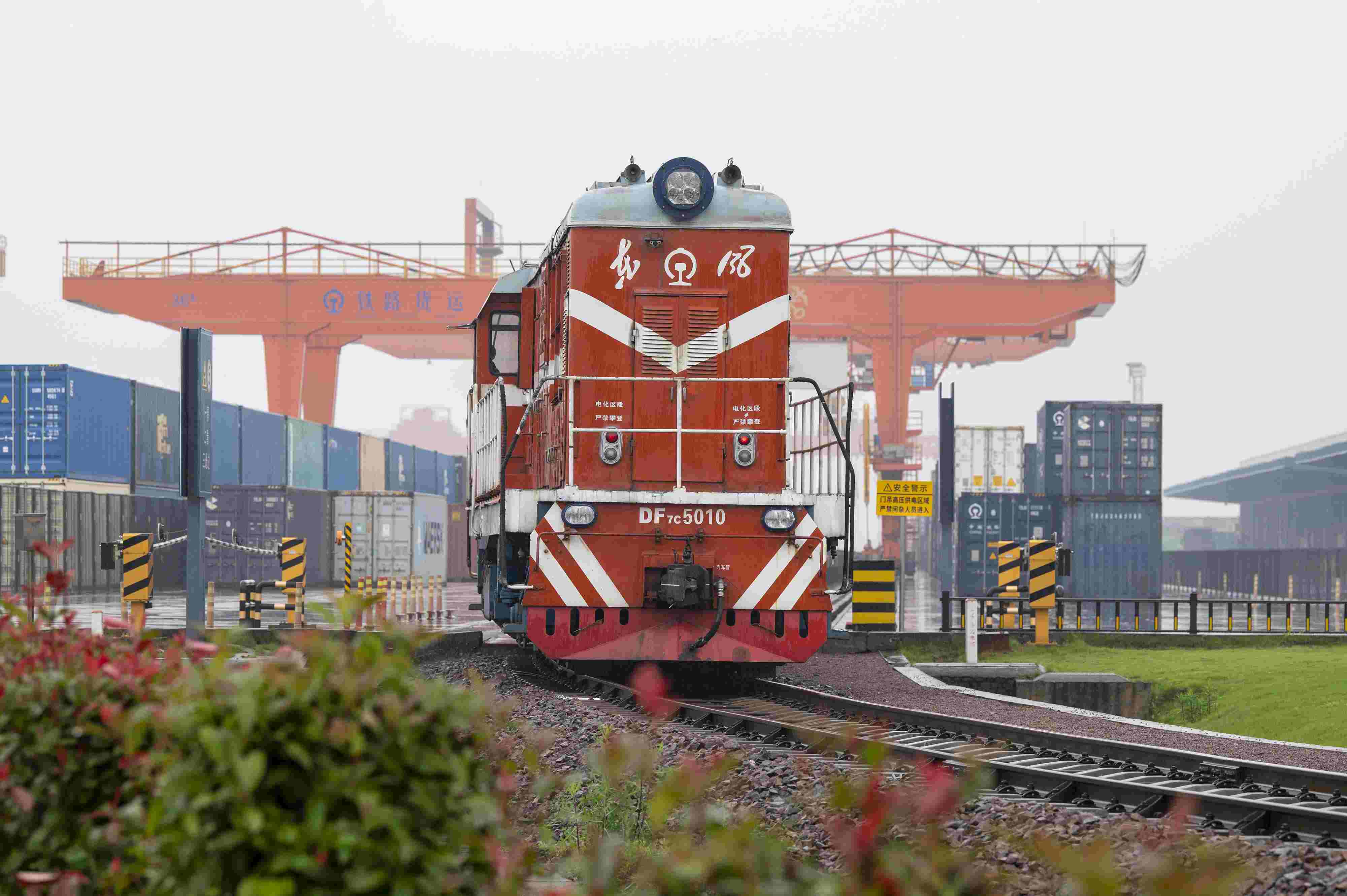 2024年5月5日，“五一”假期最后一天。在浙江省金華市金東區(qū)鐵路金華南站，一列滿載110標(biāo)箱的中歐班列緩緩啟程駛往匈牙利。