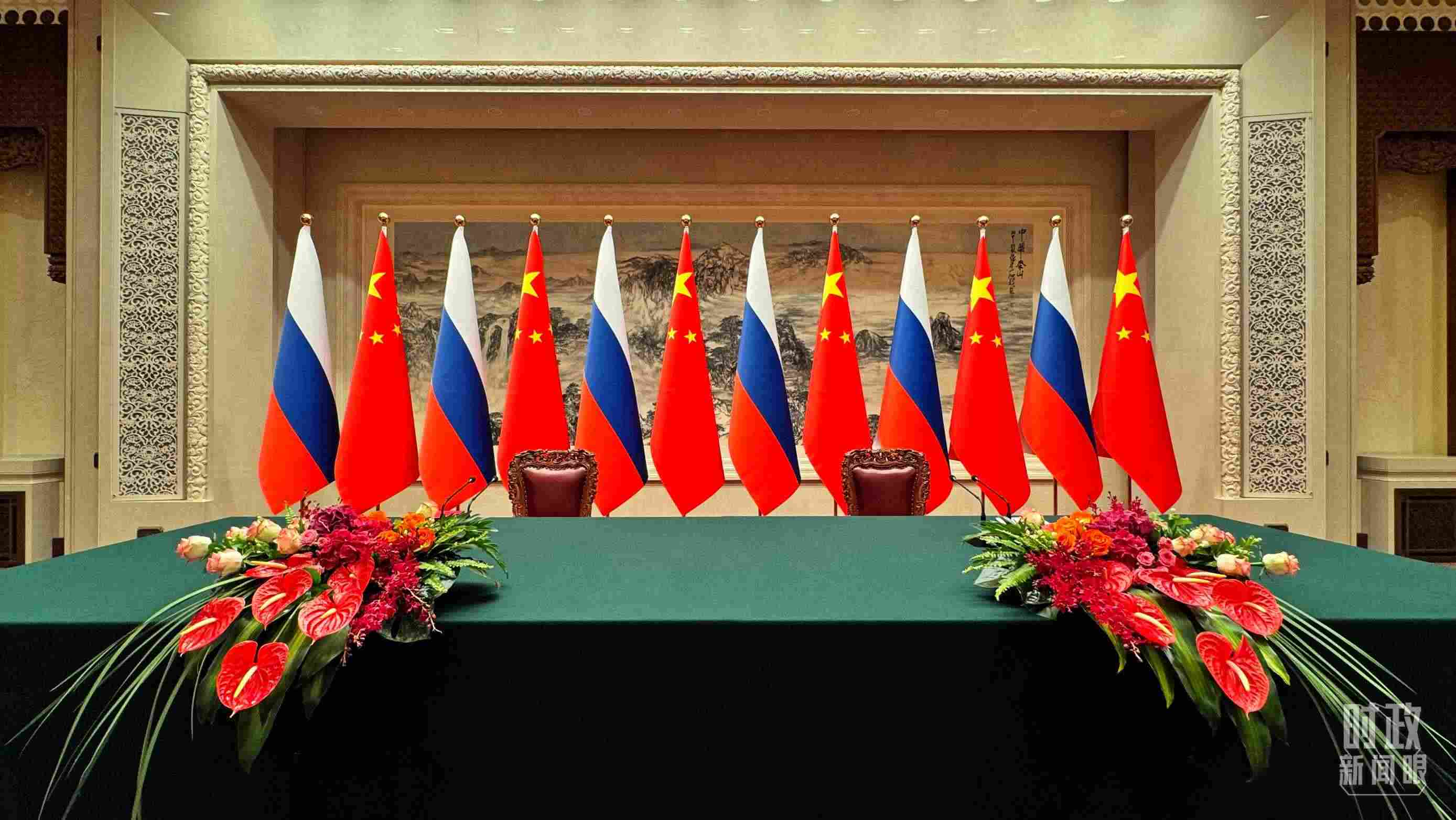 △會談后，中俄兩國元首出席簽字儀式并共見記者，這是開始前的現(xiàn)場。（總臺央視記者李增仁拍攝）