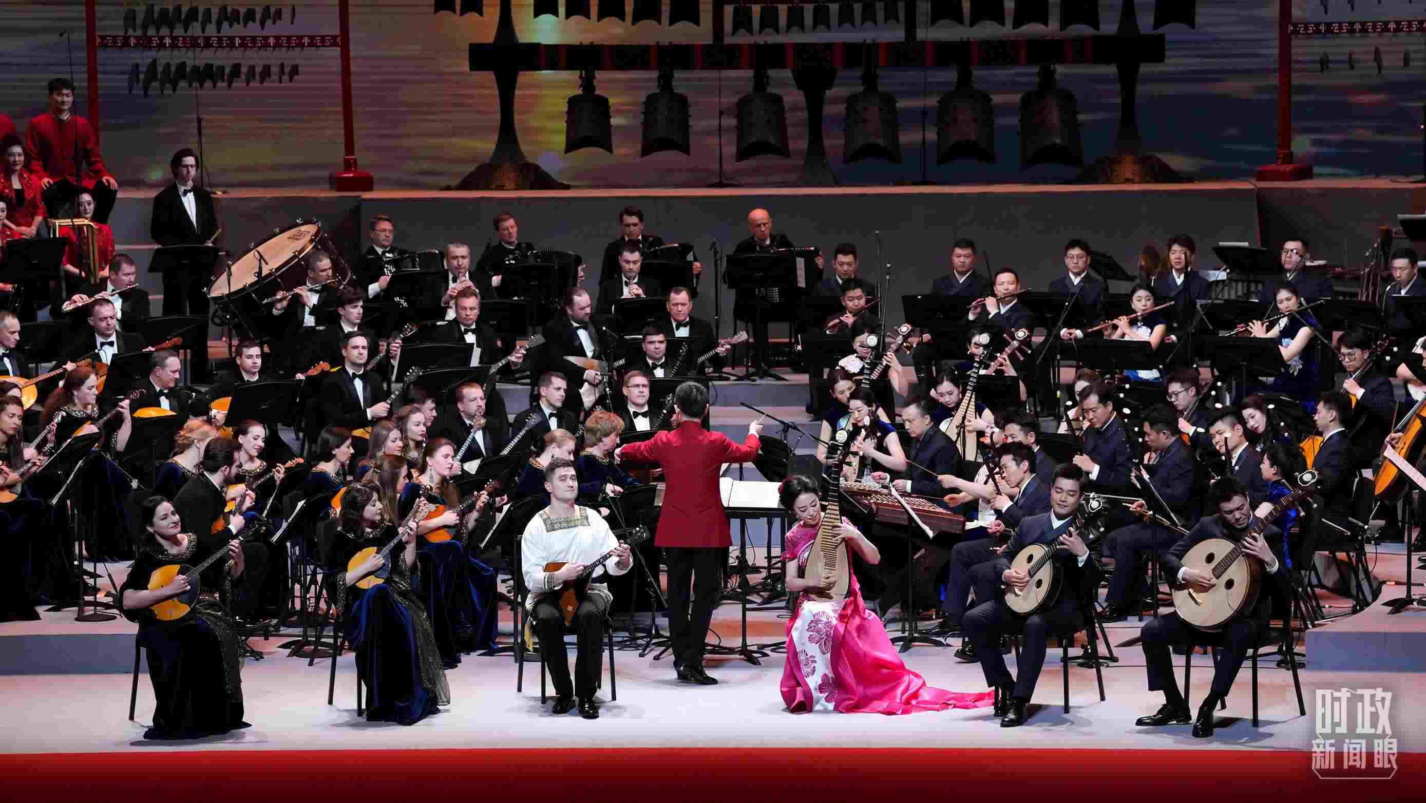 △前來參加音樂會的中俄藝術(shù)家匯聚一堂。（總臺央視記者李增仁、國廣記者李晉拍攝）