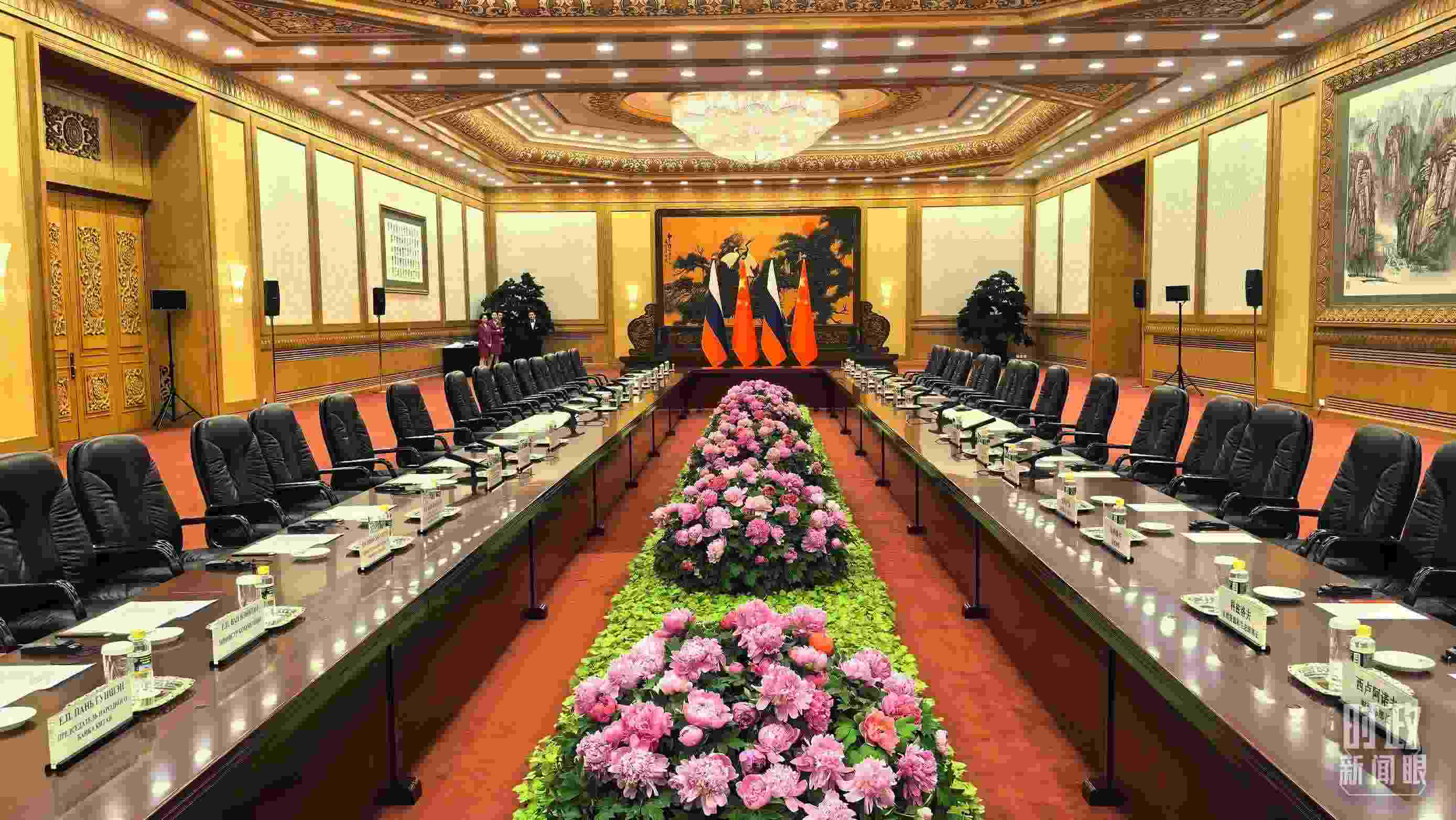 △中俄兩國元首隨后主持大范圍會談，這是會談開始前的現(xiàn)場。（總臺央視記者鄂介甫拍攝）