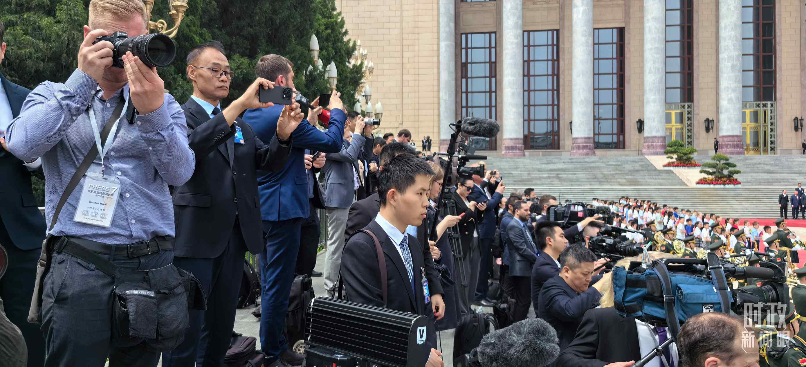 △當(dāng)天參與現(xiàn)場報道的中外記者。（總臺央視記者楊波、王子杭拍攝）