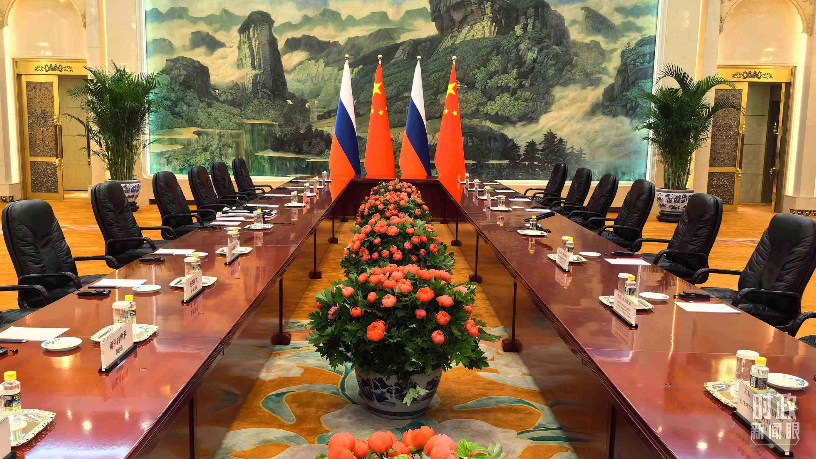 △中俄兩國元首首先舉行小范圍會談，這是會談開始前的現(xiàn)場。（總臺央視記者鄂介甫拍攝）