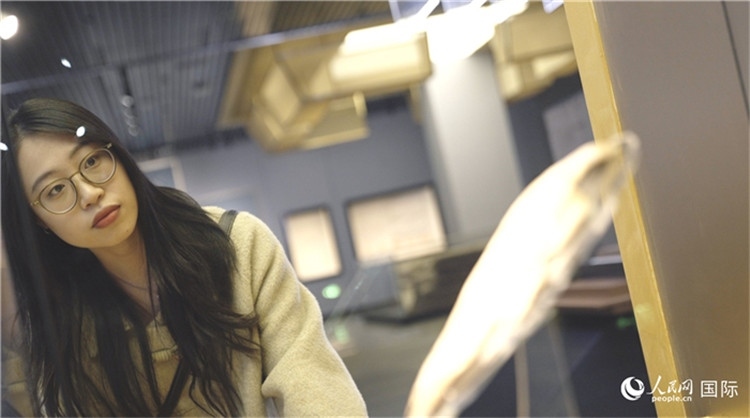 尹怡然在殷墟博物館新館參觀。人民網(wǎng)記者 劉寧攝