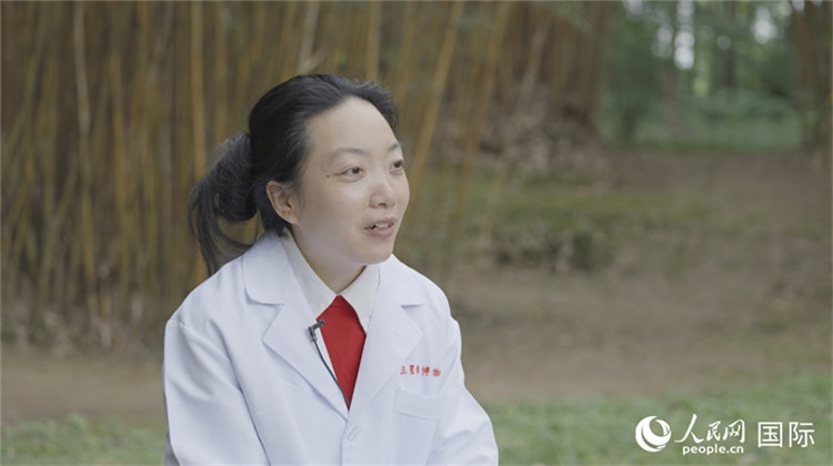 三星堆博物館文物修復(fù)師謝麗接受人民網(wǎng)采訪。人民網(wǎng)記者 張榮攝