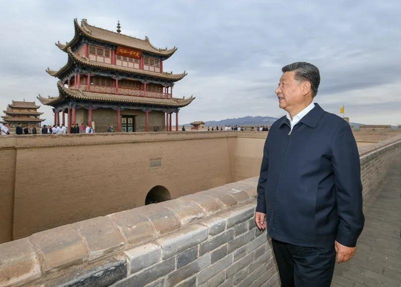 △2019年8月20日，習(xí)近平總書記來到嘉峪關(guān)關(guān)城，登上城樓察看關(guān)城整體面貌，聽取河西走廊長(zhǎng)城、關(guān)隘歷史文化情況介紹。