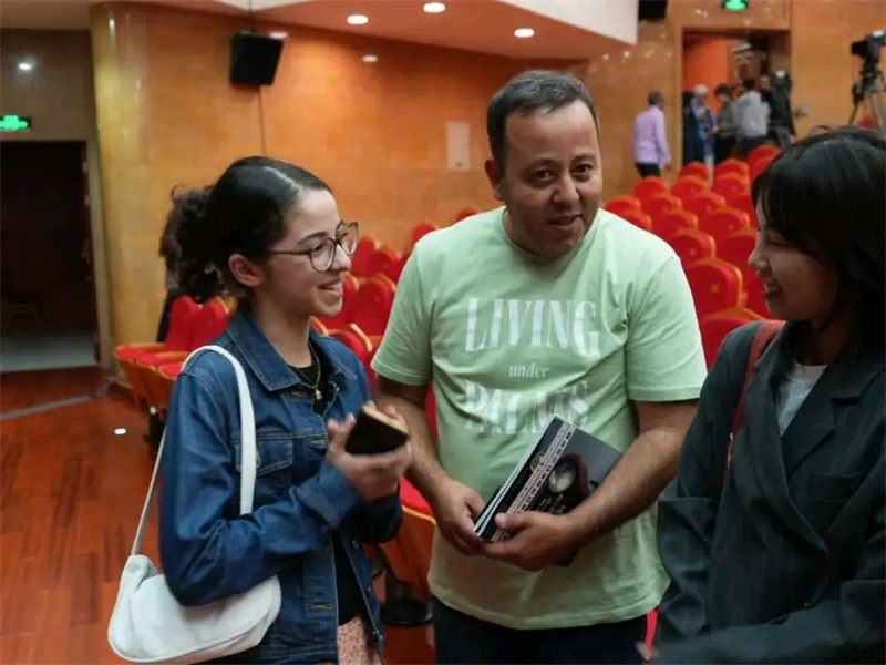 阿爾及利亞市民拉納·艾薩尼和她父親現場聆聽中阿交響樂演出 。蘇州交響樂團供圖