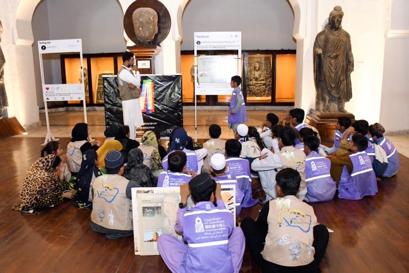 志愿者在博物館給孩子們開展互動講解?！瓣恿_守護人”供圖