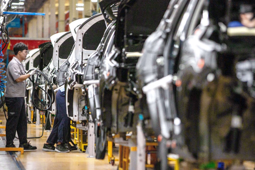 2023年9月7日，在位于泰國(guó)春武里府的上汽正大公司汽車(chē)工廠，工人在生產(chǎn)車(chē)間內(nèi)工作。新華社記者 王騰 攝