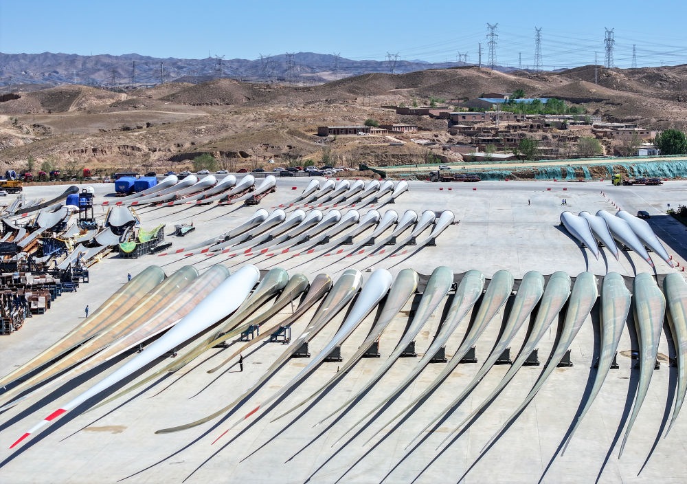 2024年5月11日拍攝的碼放在內(nèi)蒙古包頭市石拐區(qū)一家風(fēng)電設(shè)備制造企業(yè)廠區(qū)內(nèi)的葉片（無(wú)人機(jī)照片）。新華社記者 連振 攝