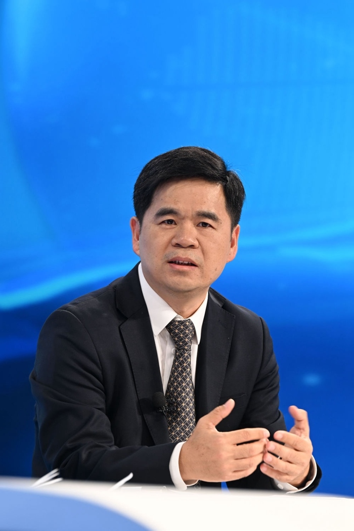 工業(yè)和信息化部運(yùn)行監(jiān)測(cè)協(xié)調(diào)局副局長(zhǎng)何海林在“中國(guó)經(jīng)濟(jì)圓桌會(huì)”錄制現(xiàn)場(chǎng)交流發(fā)言。新華社記者 金良快 攝