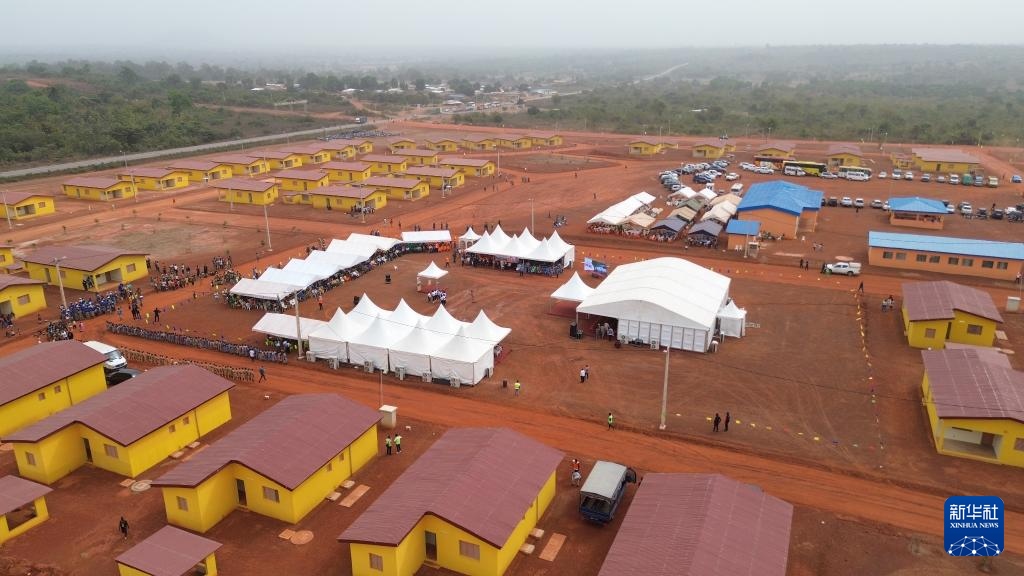 這是2023年12月16日在科特迪瓦北部城鎮(zhèn)費(fèi)爾凱塞杜古以北拍攝的旱港移民新村（無人機(jī)照片）。新華社發(fā)（中成股份科特迪瓦分公司供圖）