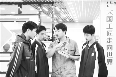 職業(yè)院校教師為數(shù)控技術應用專業(yè)學生授課。 新華社記者 王全超攝