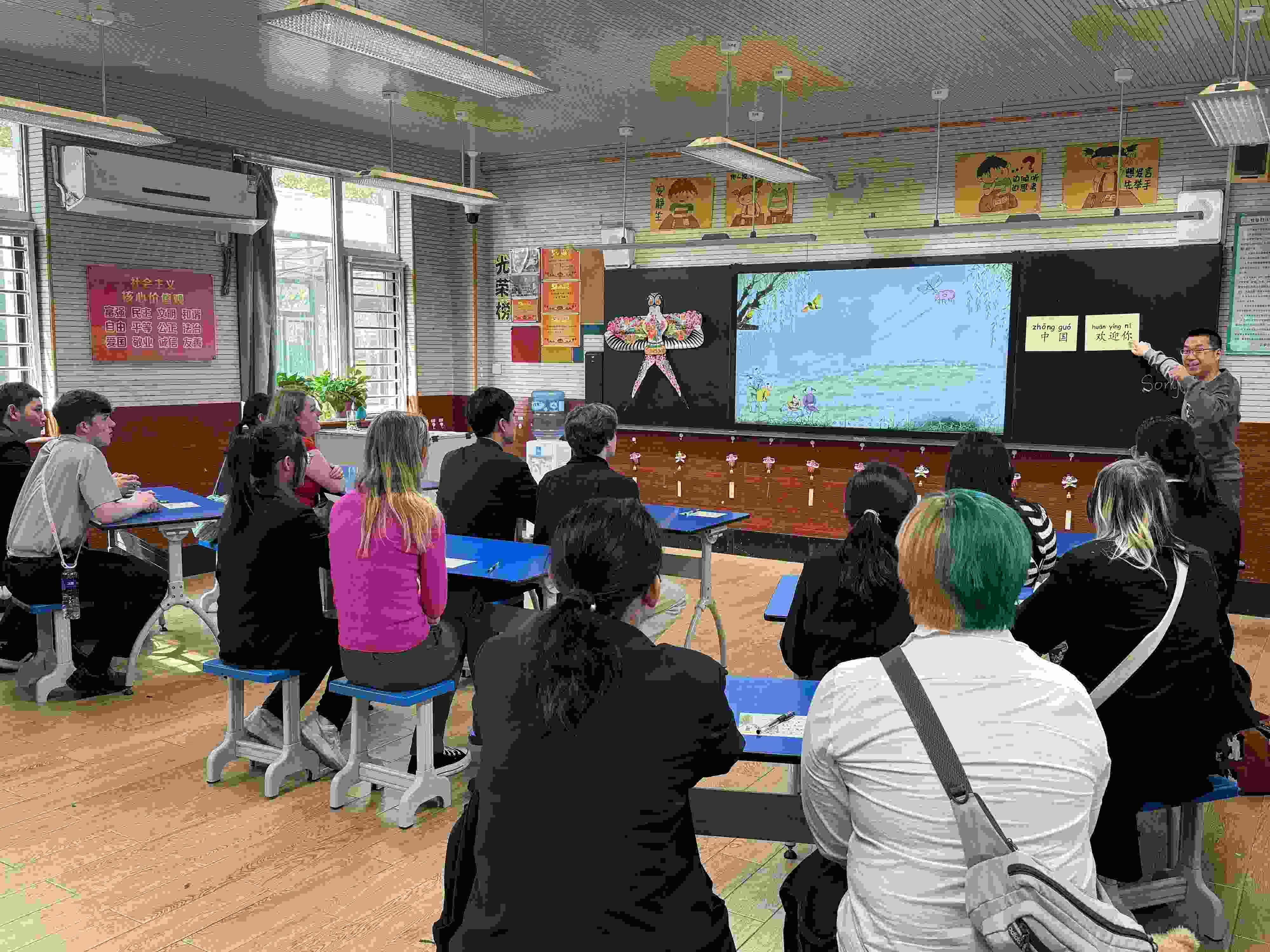 2024年4月20日，美國(guó)艾奧瓦州馬斯卡廷高中“友誼傳承”研學(xué)團(tuán)來(lái)到石家莊外國(guó)語(yǔ)學(xué)校，中美學(xué)生同上一節(jié)中文課。