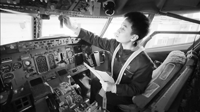  學(xué)生在西航職院實(shí)訓(xùn)基地培訓(xùn)。 王禹涵攝