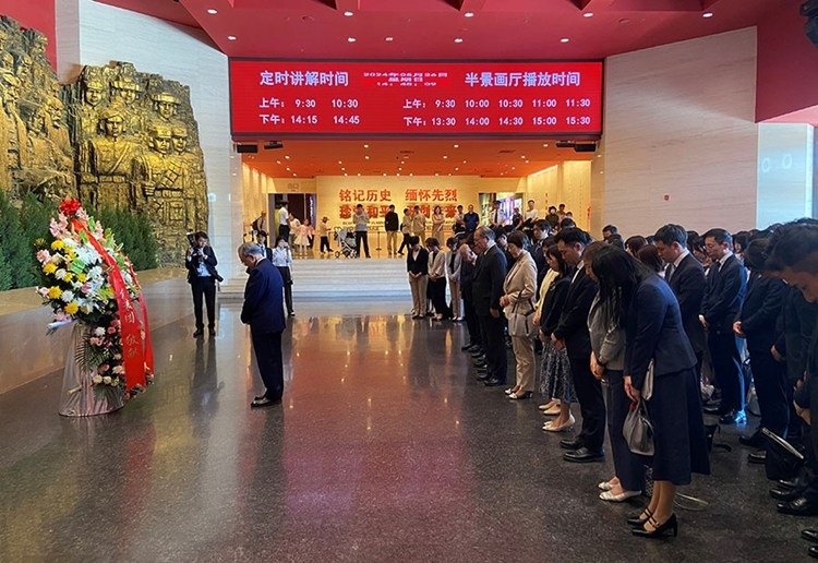 創(chuàng)價學(xué)會會長原田稔及青年代表團向中國人民抗日戰(zhàn)爭紀念館敬獻花籃。中國人民抗日戰(zhàn)爭紀念館供圖