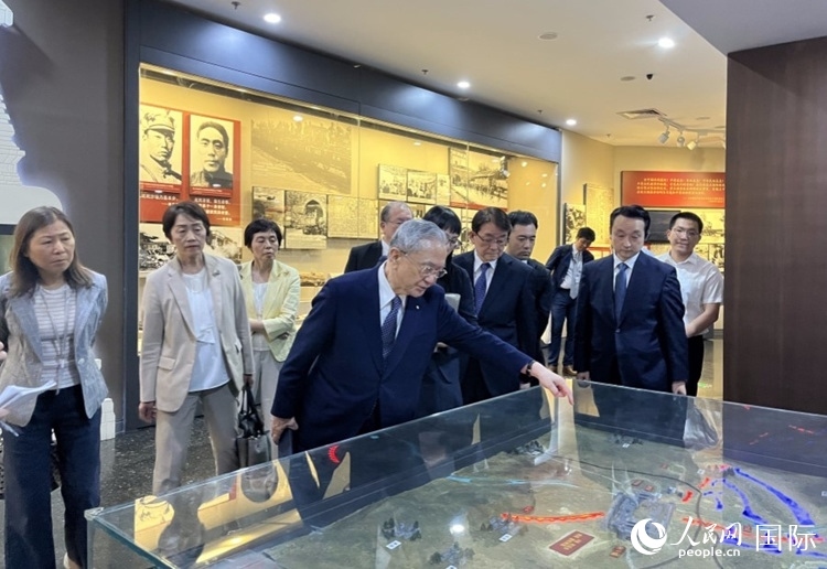 創(chuàng)價學(xué)會會長原田稔（中）與青年代表團成員訪問中國人民抗日戰(zhàn)爭紀念館。人民網(wǎng)記者 陳思攝
