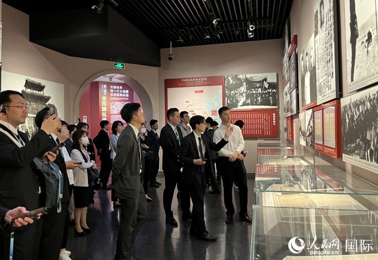 創(chuàng)價學(xué)會青年代表團成員在中國人民抗日戰(zhàn)爭紀念館參觀。人民網(wǎng)記者 陳思攝