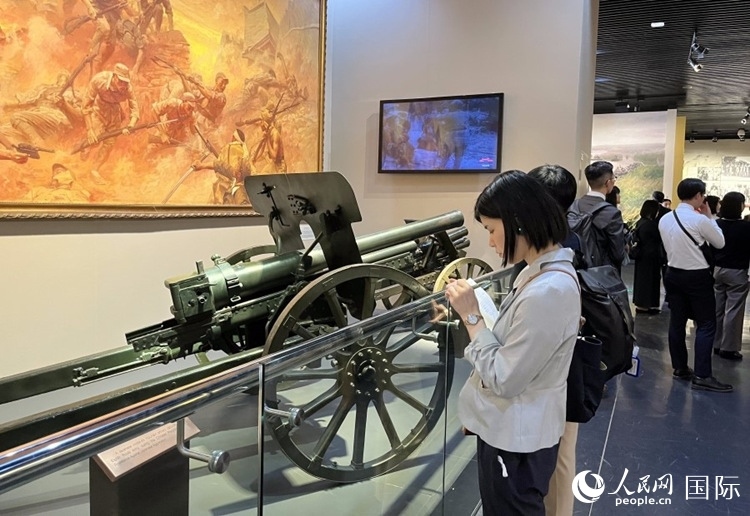 創(chuàng)價學(xué)會青年代表團成員在中國人民抗日戰(zhàn)爭紀念館參觀。人民網(wǎng)記者 陳思攝