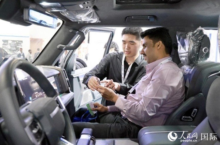 客戶在了解中國(guó)產(chǎn)汽車。人民網(wǎng)記者 管克江攝