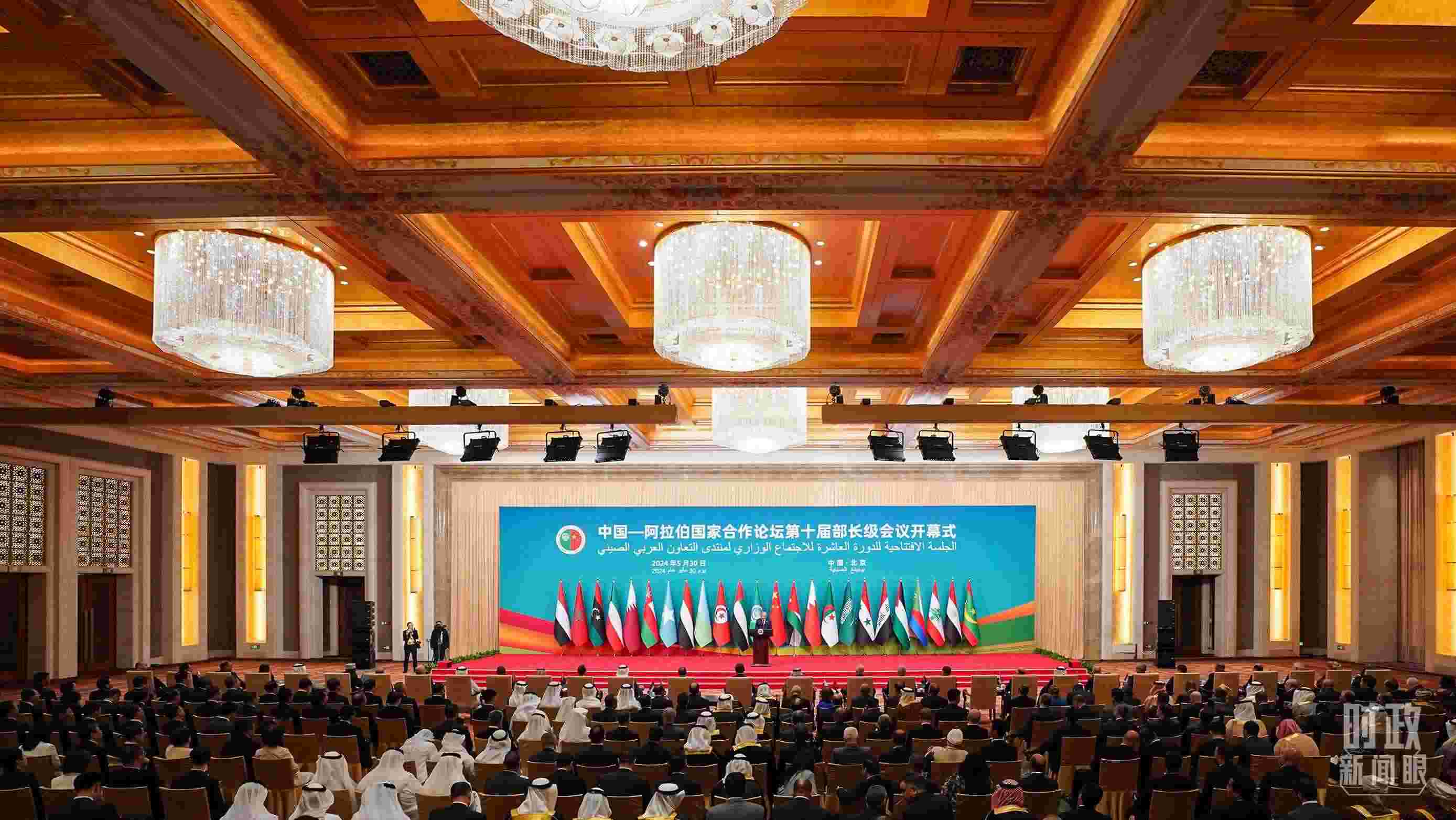 △5月30日開幕式現(xiàn)場，阿盟秘書長蓋特在致辭。（總臺國廣記者李晉拍攝）