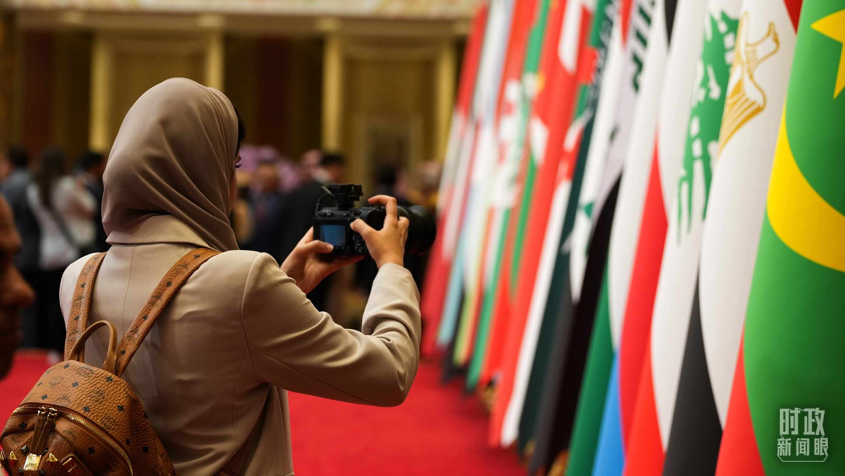 △外國媒體拍攝現(xiàn)場旗陣。（總臺國廣記者李晉拍攝）