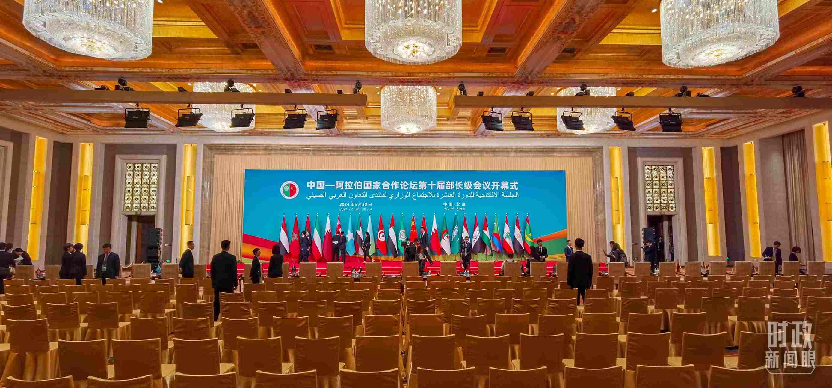 △會議開始前，現(xiàn)場正在進行各項準備工作。（總臺央視記者郭鴻拍攝）